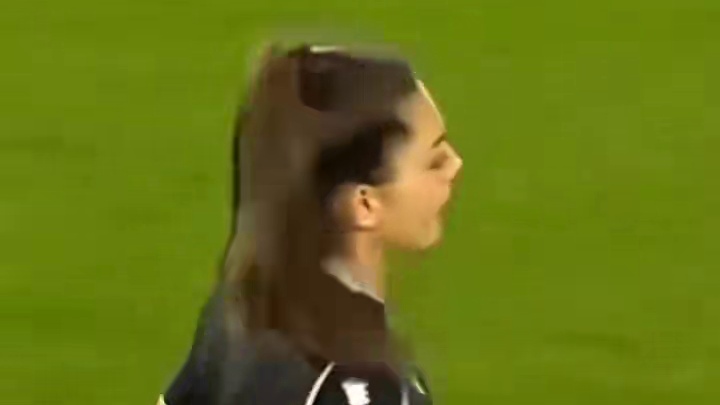 足球赛场那些球员和美女裁判名场面！真的太搞笑了