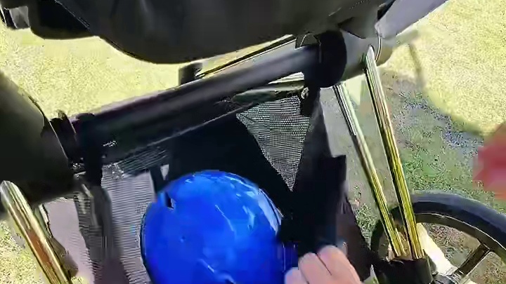 夫妻俩奇葩飞车大比拼，结局让人万万想不到！ #看一遍笑一遍 #这操作都看傻了 #孙子马立奥喜欢开碰碰