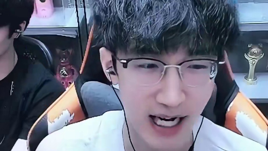 当蔡哥1v1活动遇到黄色恶魔 #逆水寒手游  #我浮夸真的要强 #逆水寒全民制作人