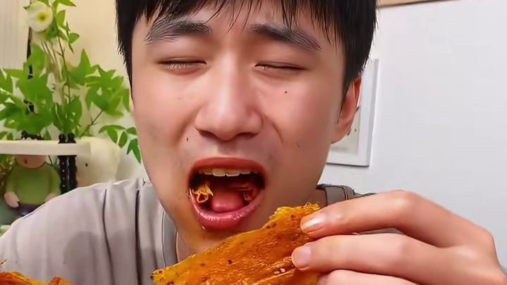 不能吃辣的千万不要买啊！真的是越吃越辣越吃越上头#无辣不欢 #辣条 #妈呀太香了 #零食推荐