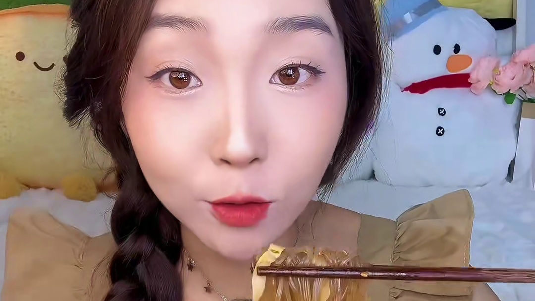 姐妹们这个是荞麦酸辣粉，分量不大，但是偶尔解馋没问题！酸酸辣辣的！#灵魂宵夜 #酸辣粉 #妈呀太香了