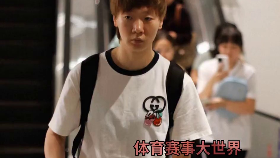 王曼昱厨房首秀探索乐趣！澳门归来心情美美 #国乒 #王曼昱 #厨艺 #心情要好生活要嗨 #鳗鱼 