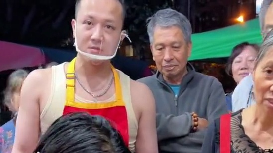 美女挑战10碗爆辣螺蛳粉，8秒一碗！阿姨血亏5000块~#螺蛳粉