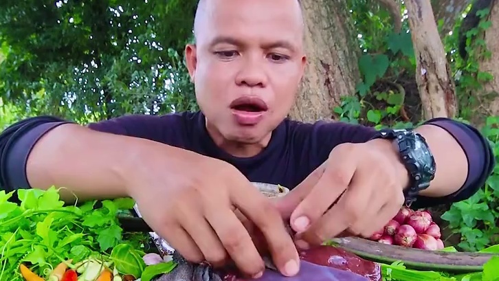 阿嘎吃木蝴蝶小苦瓜剁椒料汁️鲜牛杂拼盘 #泰国美食 #户外美食 #泰国生活 #美食