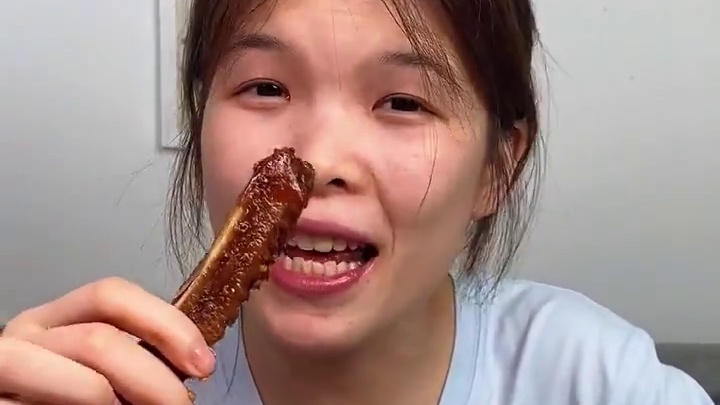 能吃辣的一定要试试这个黑金辣条，真的又麻又辣，特别过瘾#无辣不欢 #好吃到停不下来 #妈呀太香了