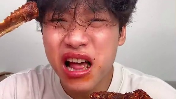 这个湖南的爆辣鸭翅真的很绝，吃起来爆辣过瘾卤的特别入味，太上头了#追剧小零食 #无辣不欢 #好吃到停