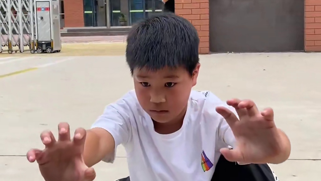 小男孩放学展示虎拳，一套动作行云流水，精气神十足！太帅了？ #武术 #虎拳#中华武术博大精深 #台上