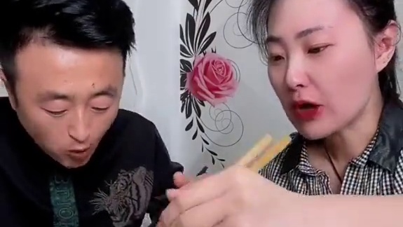 小姨子又做一桌美食，好好犒劳下姐夫，姐夫开心的合不拢嘴#妈呀太香了 #好吃到停不下来 #这一碗好过瘾