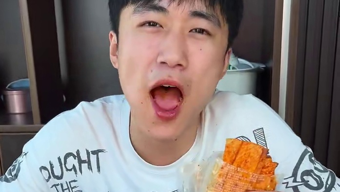 这么辣的爆辣豆皮，到底是谁吃了说不辣啊#辣条 #无辣不欢 #零食推荐