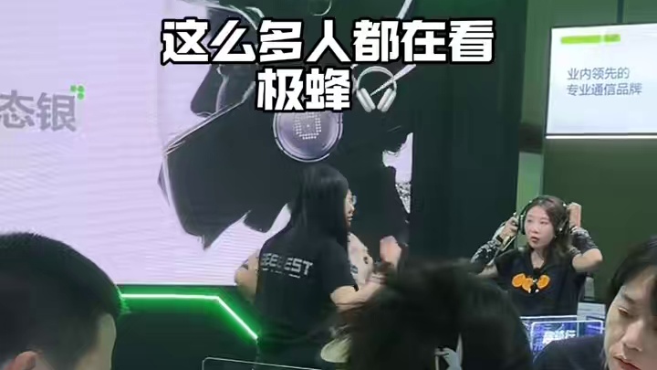 很特别的一款头盔耳机，科技感满满 #极蜂 #极蜂Q #极蜂Q头盔对讲耳机