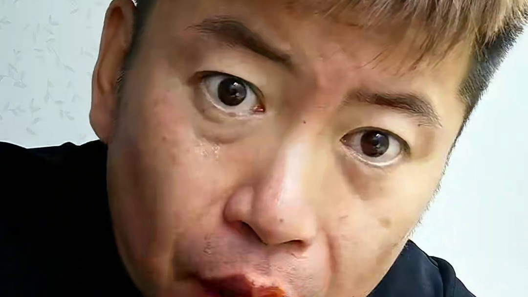 #吃货日常 吃了一根酱多多茄子，三个酱多多鸡腿，一个猪皮卷#这一碗好过瘾