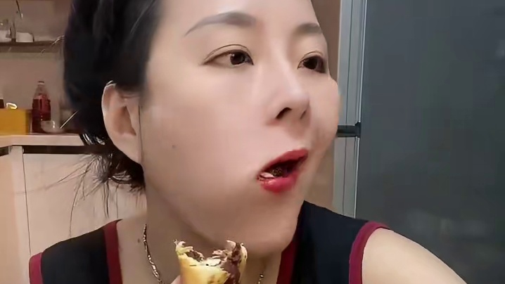 #哪些美食可以拯救没有食欲的日子 #各地特色月饼上分大赛 #不敢想象这一口多好吃 #好好吃饭好好生活