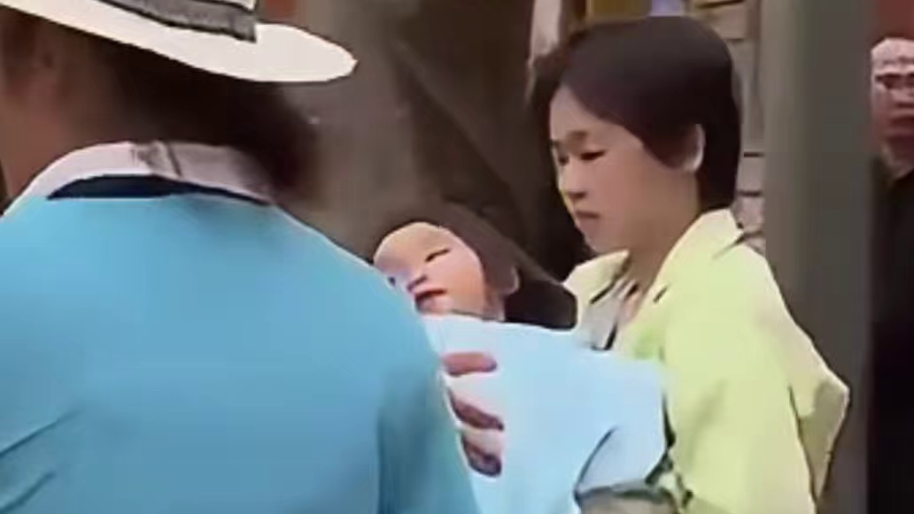 婵宝是暖心大姐姐，出去玩还要照顾小孩，自己也是个孩子