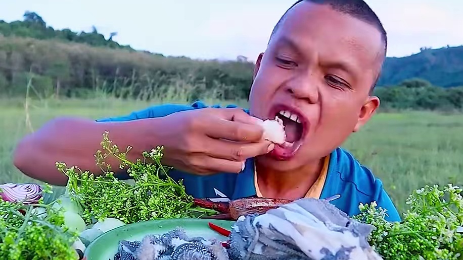 阿嘎吃新鲜蔬菜辣椒蘸水️大片鲜毛肚 #泰国美食 #户外美食 #泰国生活 #美食