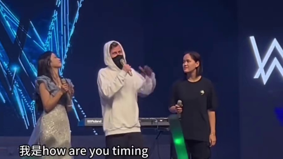 又是别人家的迎新晚会，校长重金请伍佰助唱，一开口全校沸腾了!