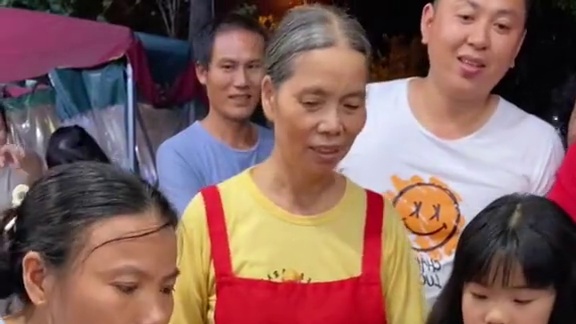 湖南美女挑战把汤都喝完！ #螺蛳粉