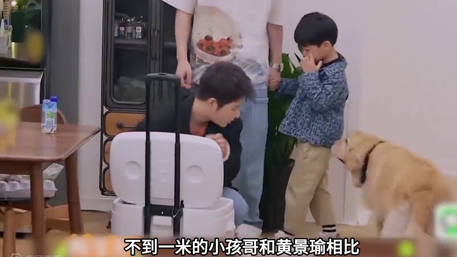 东北糙汉带娃记：黄景瑜把小孩哥当玩具逗，内娱莽夫实锤了！ #dou是综艺安利官 #娱乐评论大赏