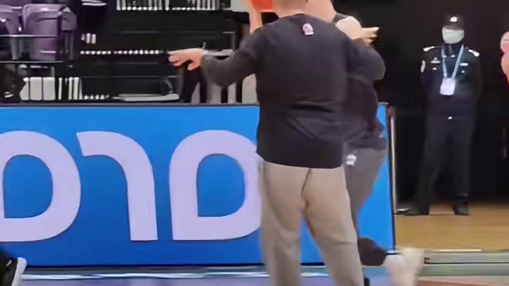 赵率舟首秀，两记三分球只间隔12秒