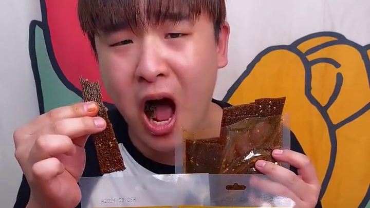 爱吃辣的宝子一定不要错过这款黑金辣条，一口下去满嘴爆汁嚼劲十足，是真的香！#好吃到停不下来 #零食推