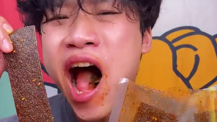 吃起来麻麻辣辣的，一口下去满嘴爆汁，嚼劲十足，太上头了#妈呀太香了 #好吃到停不下来 #辣条