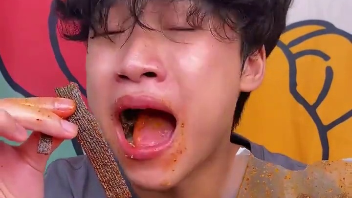 又麻又辣的黑金辣条，一口下去满嘴爆汁，真的太过瘾了#好吃到停不下来 #妈呀太香了 #无辣不欢