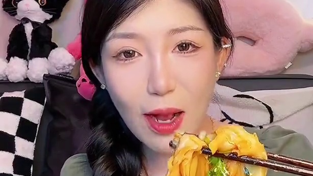 软软糯糯的土豆粉和劲道的刀削面两掺 很好吃哦 汤底好浓郁 巨好吃！有辣椒油包 但不辣哦 就是香 骨汤