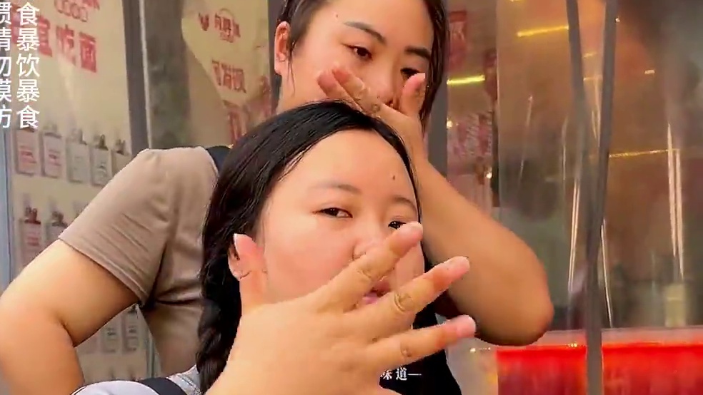 腼腆小伙挑战4两面，这清澈的眼神，一看就感觉还没被社会毒打过#美食 #吃面 #挑战