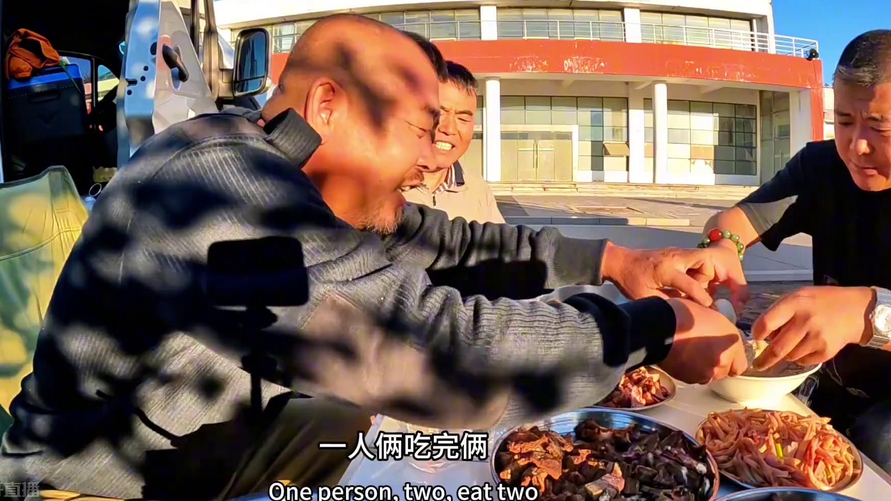 廊坊服务区跟北京兄弟干个早酒，配上朝鲜热面太绝了