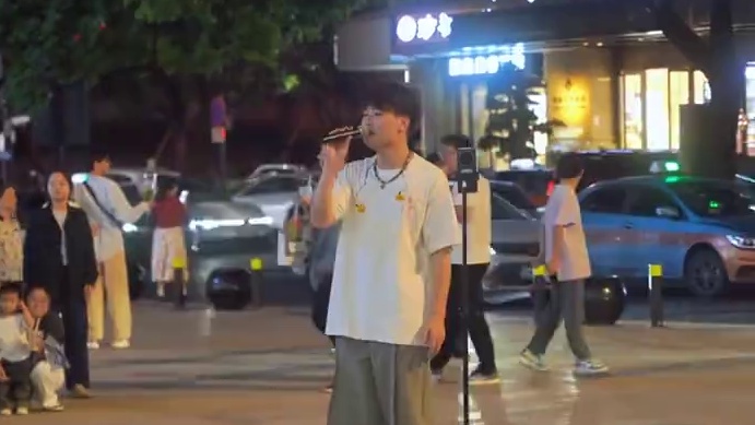 周杰伦的歌 告白气球
#街头唱歌 #街头路演 #音乐现场 #告白气球 #义乌之心