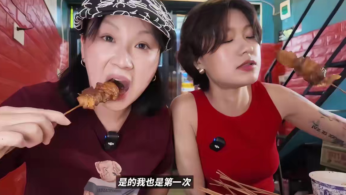 没想到武汉的街边小店，居然有大油边和烤宫后，太惊喜了！！ #巧克李的迷幻日常 #烧烤 #美食vlog