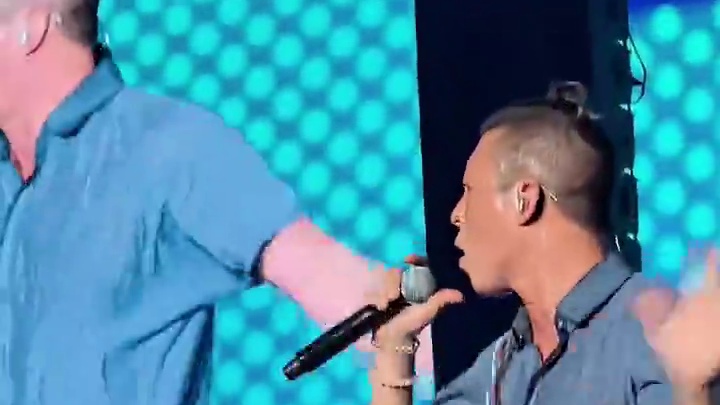 #陈冠希 演唱会，痞帅痞帅的气质太帅了，自宣布退出娱乐圈已有16年，当红时华仔都要为其配角，每次出场