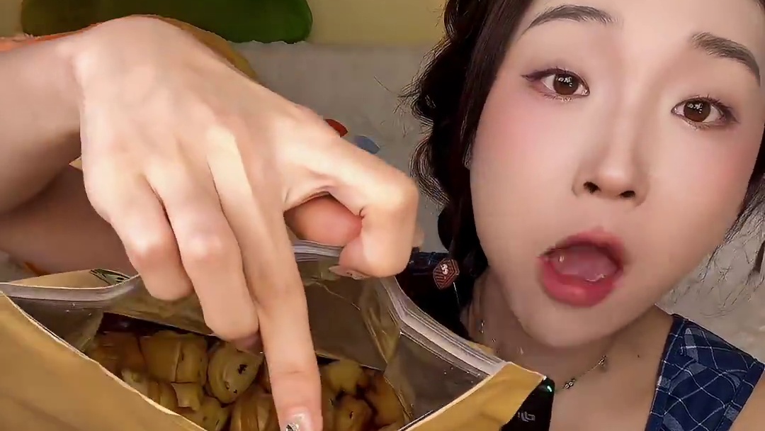 姐妹们卖馍啦！！！碳水就是力量！烤的酥酥脆脆的小花卷哦！吃起来就是馍馍本身的那个味道，纯粹！#谁懂这