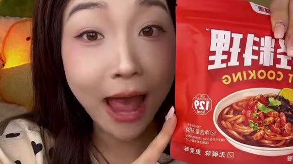 姐妹们哥本新品，想吃点方便简单的试试这个魔芋乌冬面！魔芋干净没有淀粉碱味，麻辣龙虾加调料：129大卡