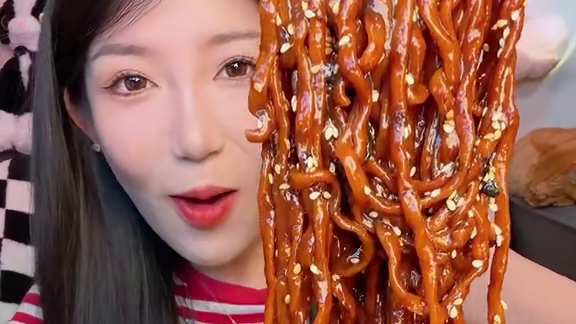 它家炸酱面也来啦 不能吃辣的姐妹可以冲！咸香微微微微甜 不会发苦哈！ 酱香浓郁 好吃好吃 #炸酱面 