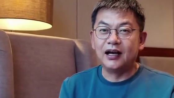 欧文这双鞋，把我看懵了 欧文这双板鞋，把我看懵了，为什么要系三副鞋带？到底是三富都系了，还是穿一次换