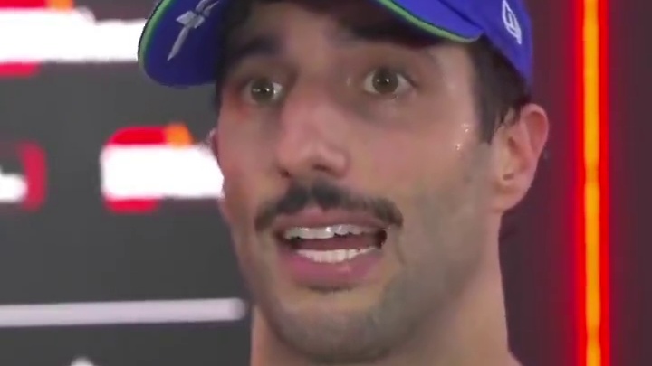 “只是...想留住这一刻 ”
F1新加坡大奖赛里卡多赛后采访️