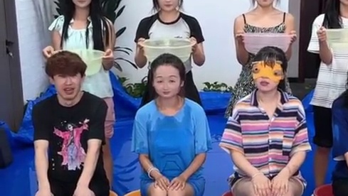 倒不倒游戏，哈哈笑不活了 #办公室游戏 #哈哈哈哈哈哈我要笑死了 #真会玩系列