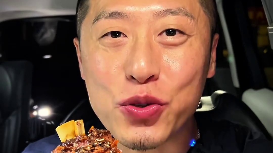 深夜脆皮烤肘子快乐水嘎嘎香 #脆皮肘子 #深夜放毒 #大口吃肉的感觉真好 #妈呀太香了