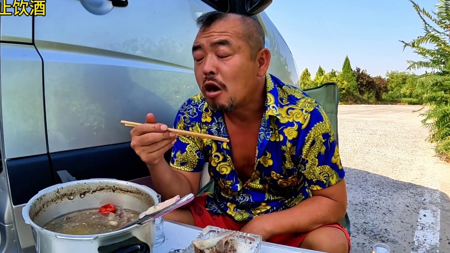 沙大厨有点厉害了，吃啥都特别香，这可怎么整 #户外美食 #自驾游