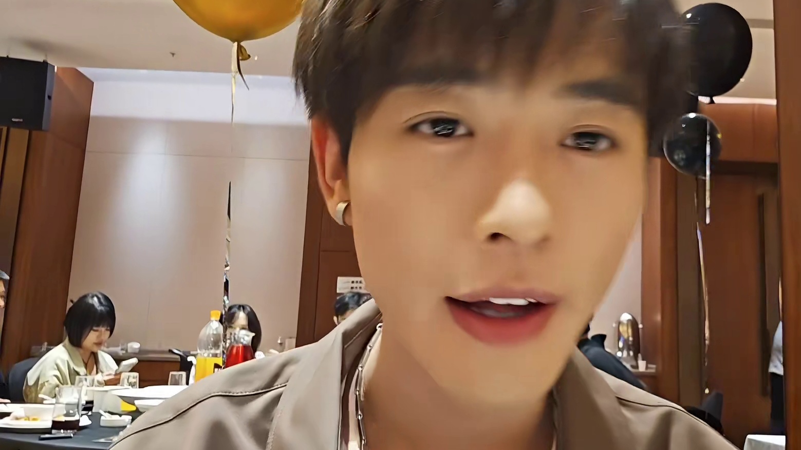 【子圣-798】搞节目？等我吃完再说！