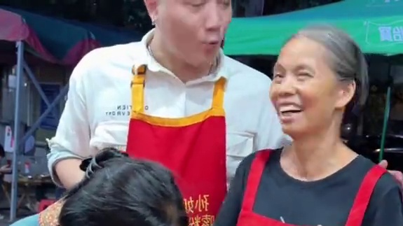 600万博主雪莉挑战10碗爆辣！阿姨血亏5000块！ #螺蛳粉