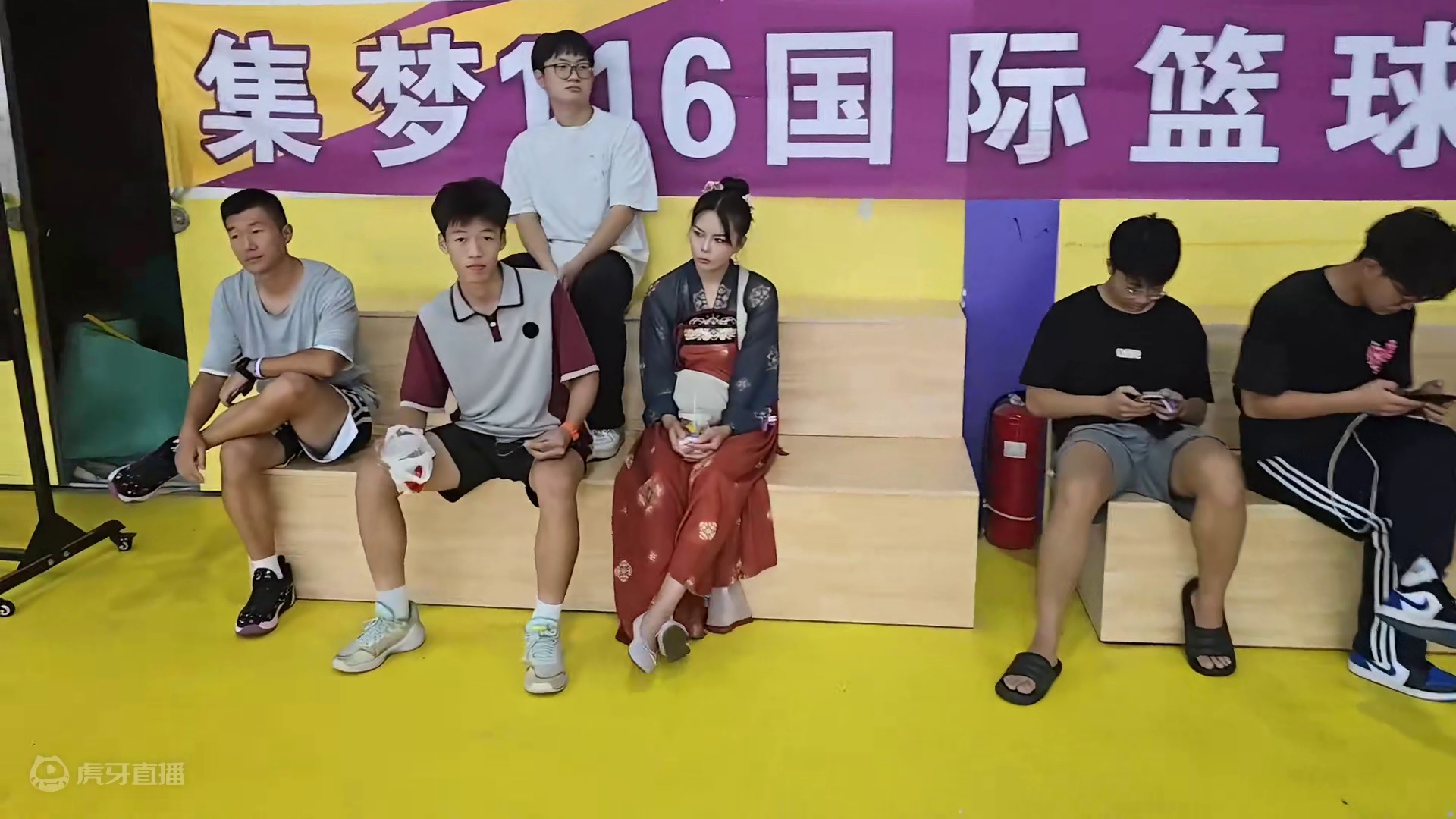 【集梦会长】16岁球迷的妈妈年轻到广墨不敢相信