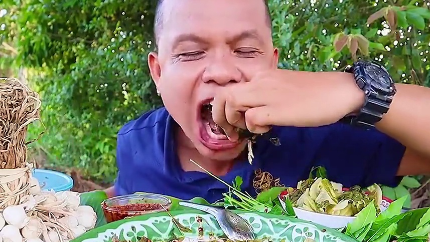 阿嘎吃香米饭团剁椒辣酱️咖喱炖满籽蛋蛋蛙 #泰国美食 #户外美食 #泰国生活 #美食