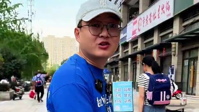 在龙泉世茂城，这种价格的烤串，荤菜2元，素菜1元，就问一下是不是比在夜宵档口吃的还划算，关键品质还不