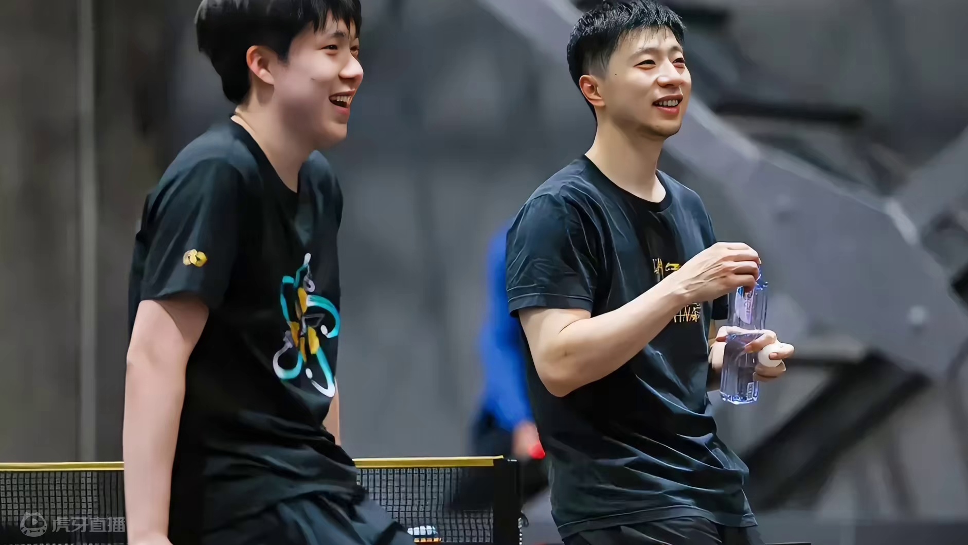 马龙在王楚钦就安心！兄弟情深北京并肩作战#马龙王楚钦适应场地训练 #马龙#王楚钦#国乒#王楚钦谈北京