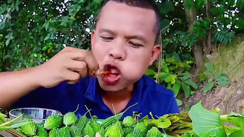 阿嘎吃香米饭团小苦瓜辣拌️鲜牛肉 #泰国美食 #户外美食 #泰国生活 #美食