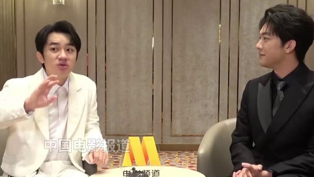 #王祖蓝模仿成龙唱歌 #王祖蓝 模仿#成龙 #2024湾区升明月晚会 唱《男儿当自强》，我们的主持人