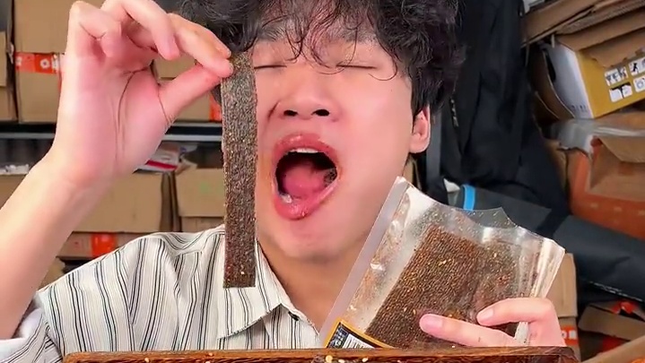 吃起来又麻又辣，一口下去嚼劲十足，满嘴爆汁，是真的香#妈呀太香了 #辣条 #零食推荐