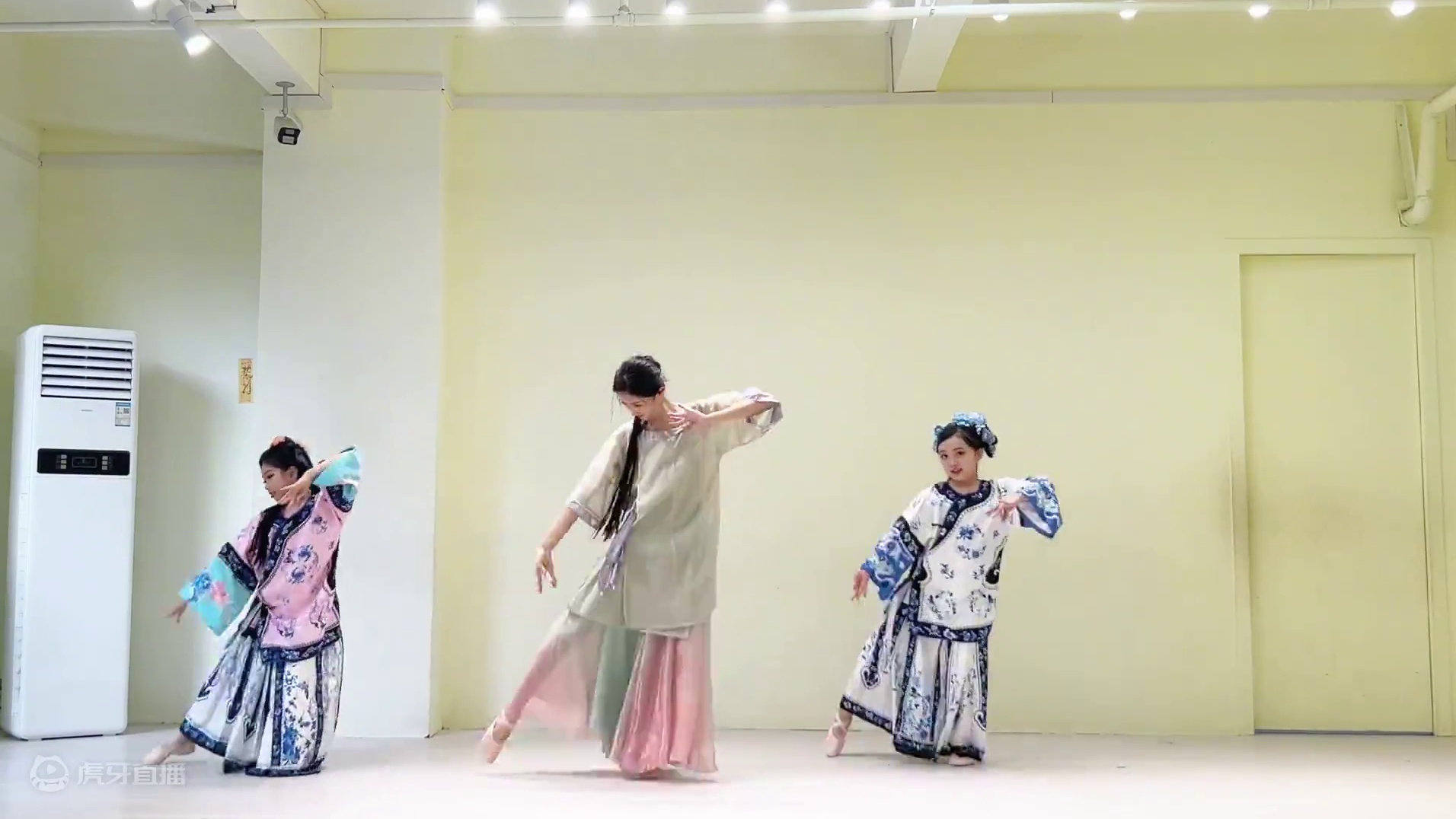 #鸳鸯戏 #师生共舞 
砚上三五笔，落墨鹧鸪啼～