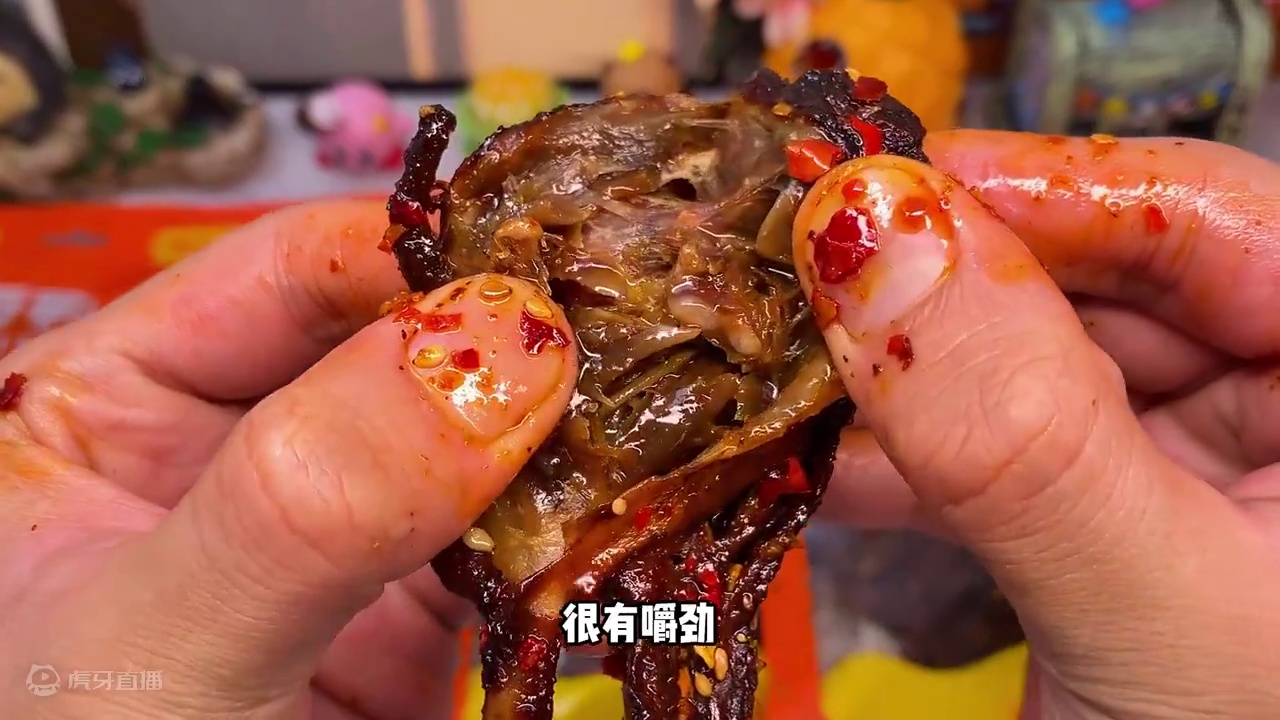 湖南做的香辣卤鸭头真的太好吃了，香香辣辣的卤的特别入味，轻轻一抿就脱骨了#妈呀太香了 #好吃到停不下